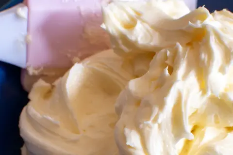 Puszysty krem z mascarpone i śmietanki, gotowy do dekorowania tortu.
