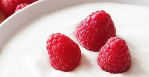 Ile kcal ma jogurt owocowy? Zaskakujące różnice w kaloriach!