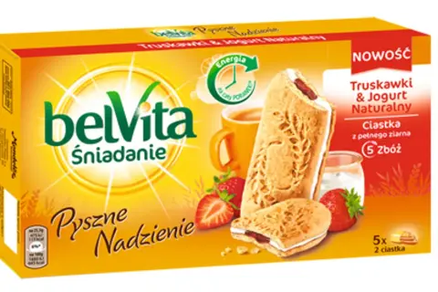 Opakowanie ciastek BelVita z nadzieniem truskawkowo-jogurtowym, ze świeżymi truskawkami i kubkiem napoju.