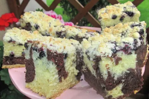 Pyszne łatwe ciasta z kruszonką i jagodami, idealne na letnie popołudnie.