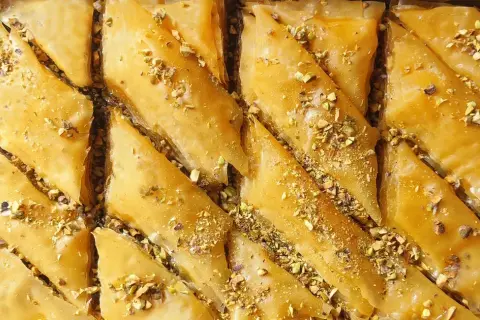 Pyszna baklava z ciasta francuskiego - łatwy przepis krok po kroku