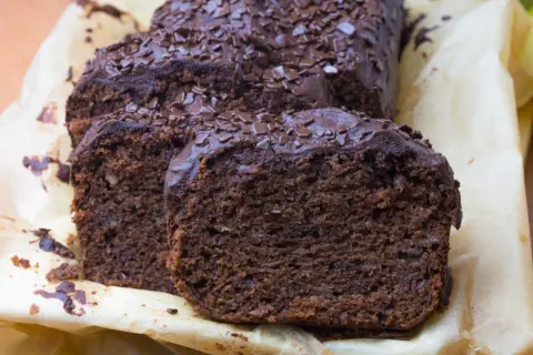 Proste ciasto bananowe z olejem i kakao, polane czekoladą i posypane wiórkami. Idealne na deser.