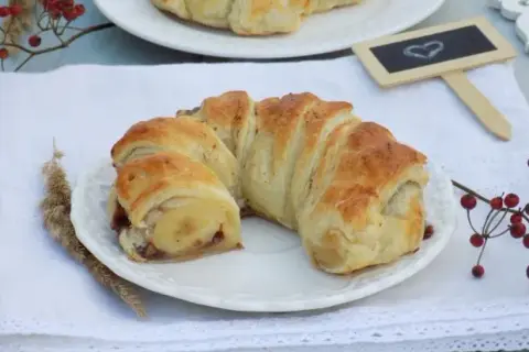 Szybki przepis na pyszne rogaliki z ciasta francuskiego z czekoladą
