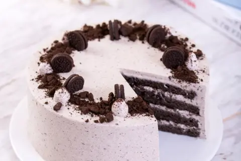 Pyszny tort z kremem oreo, ozdobiony pokruszonymi ciasteczkami i całymi oreo. Idealny na każdą okazję.