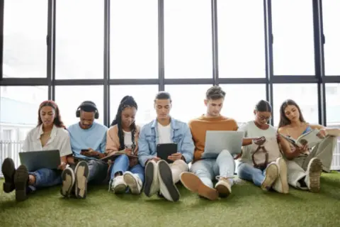 Cyfrowe nawyki Gen Z: wpływ TikToka, gier i finansów na emocje