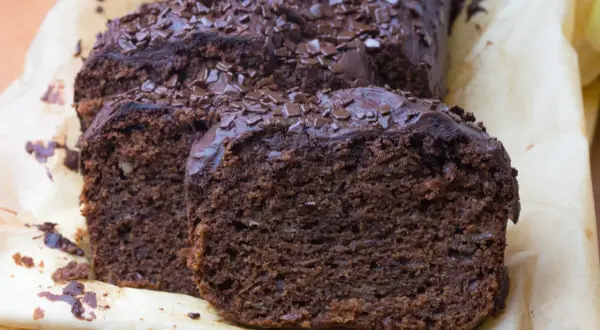 Proste ciasto bananowe z olejem i kakao, polane czekoladą i posypane wiórkami. Idealne na deser.