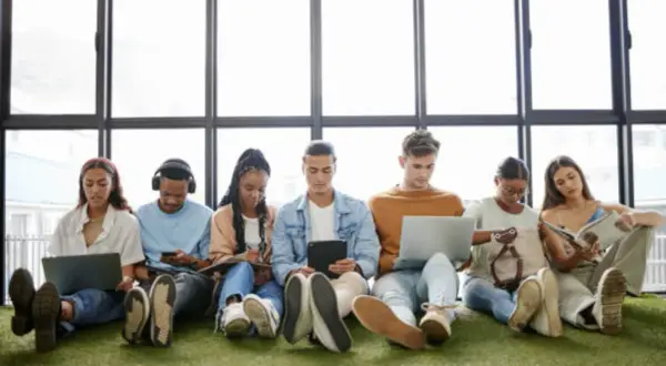 Cyfrowe nawyki Gen Z: wpływ TikToka, gier i finansów na emocje