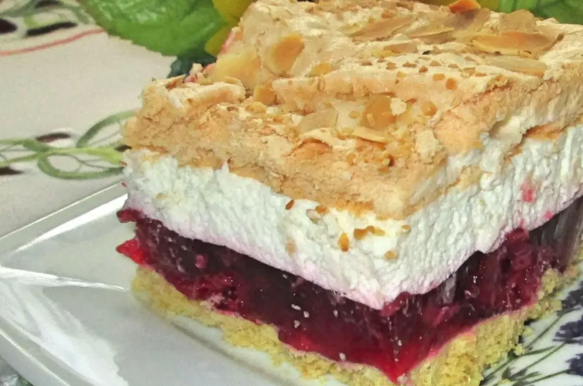 Malinowa chmurka na kruchym spodzie, z puszystą bitą śmietaną i chrupiącą bezą. Pyszny deser!