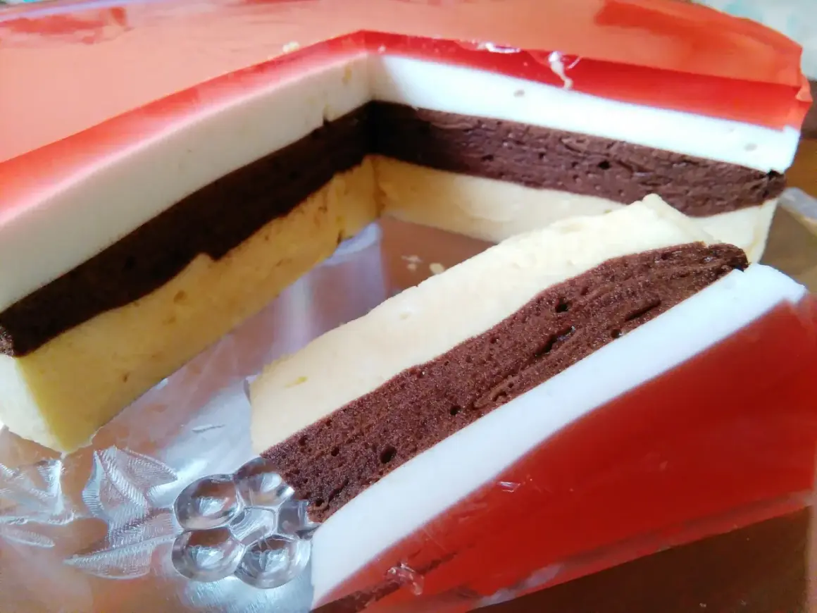 Warstwowe ciasto z galaretką, kremem i czekoladą. Wygląda jak moje ciasto "moja bajka"!