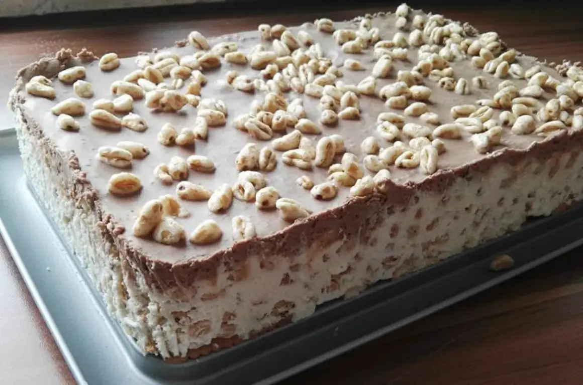 Pyszne ciasto Kinder Country na dużą blachę, z kremem i czekoladą, posypane chrupkami.