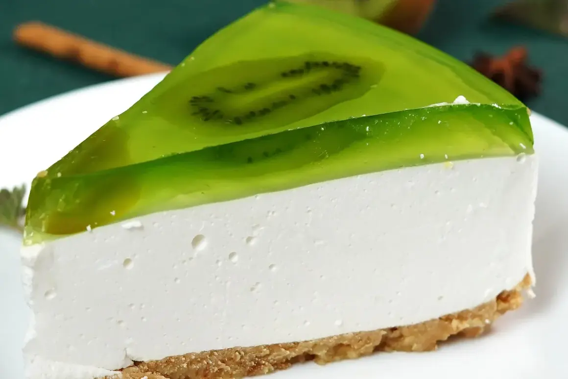 Kawałek sernika z galaretką kiwi. Zastanawiasz się, dlaczego kiwi nie scina galaretki? To pyszne ciasto z pewnością rozwiewa wszelkie wątpliwości.