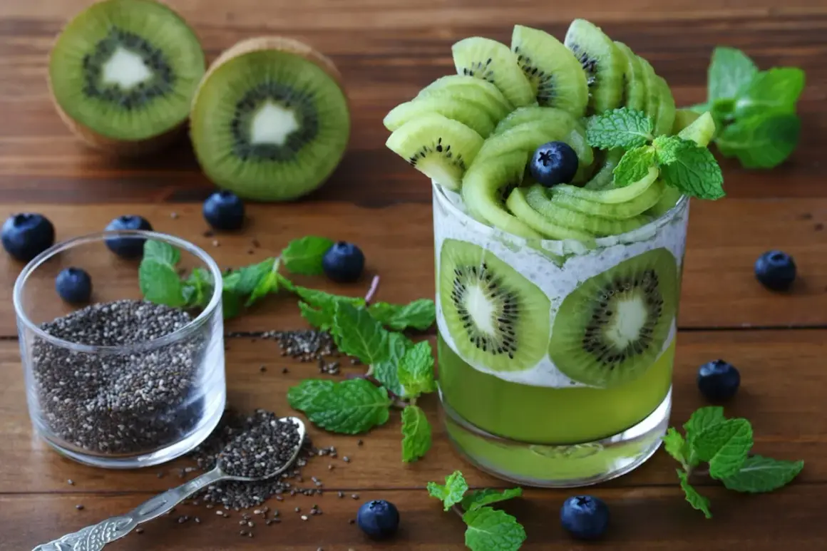 Deser z kiwi i nasion chia. Dlaczego galaretka nie tężeje z kiwi? Enzymy z kiwi mogą to utrudniać.