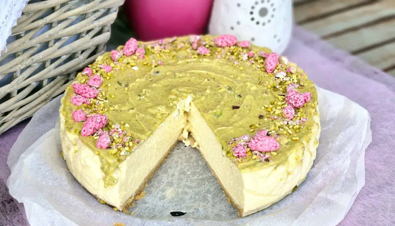 Puszysty sernik z pistacjami i różowymi drażetkami. Idealny przepis na puszysty sernik, który zachwyci każdego.