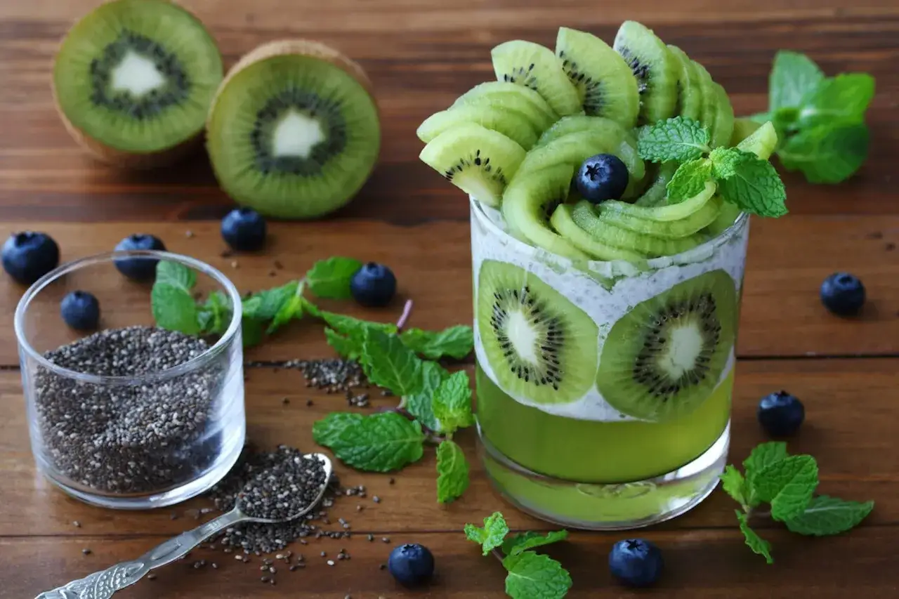 Deser z kiwi i nasion chia, ozdobiony borówkami i miętą. Dlaczego kiwi nie scina galaretki? Bo jest pyszne i zdrowe!