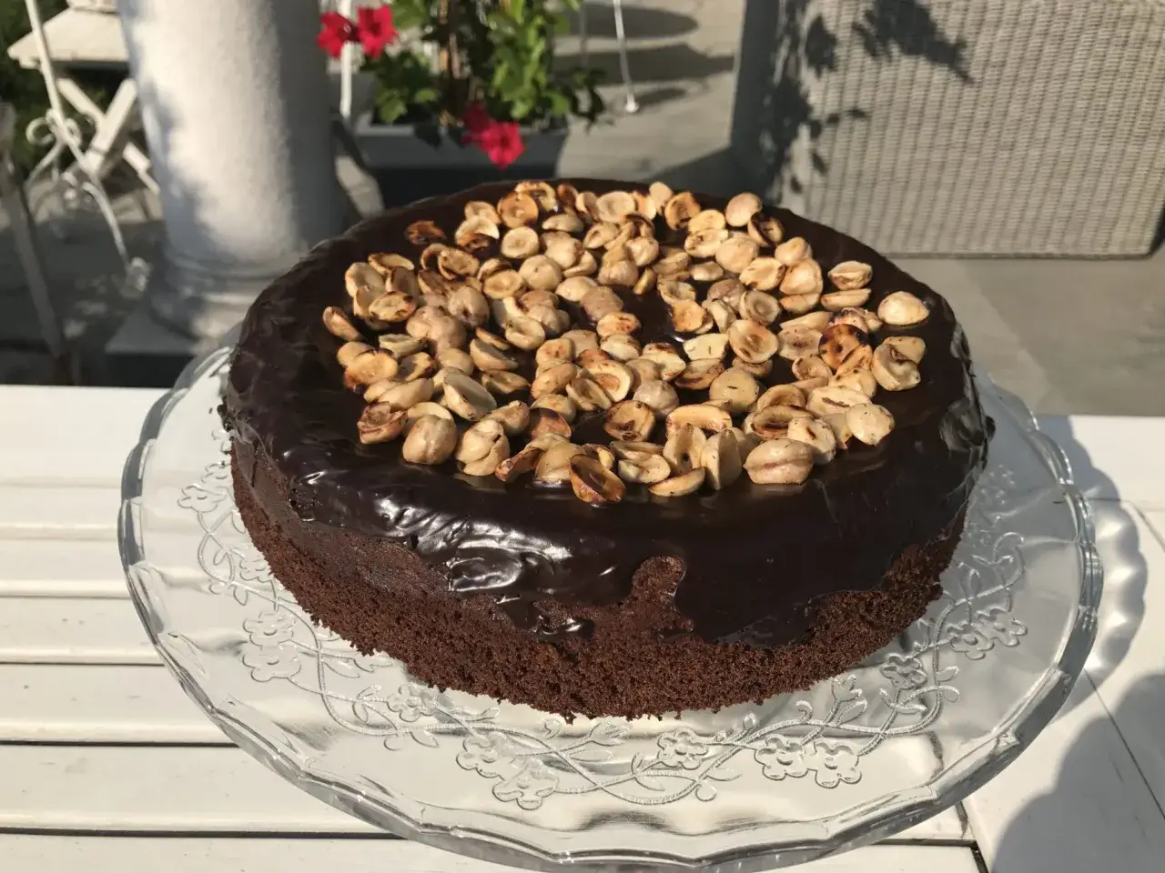Pyszny tort z nutellą i mascarpone, oblany czekoladą i posypany orzechami laskowymi. Idealny na każdą okazję!