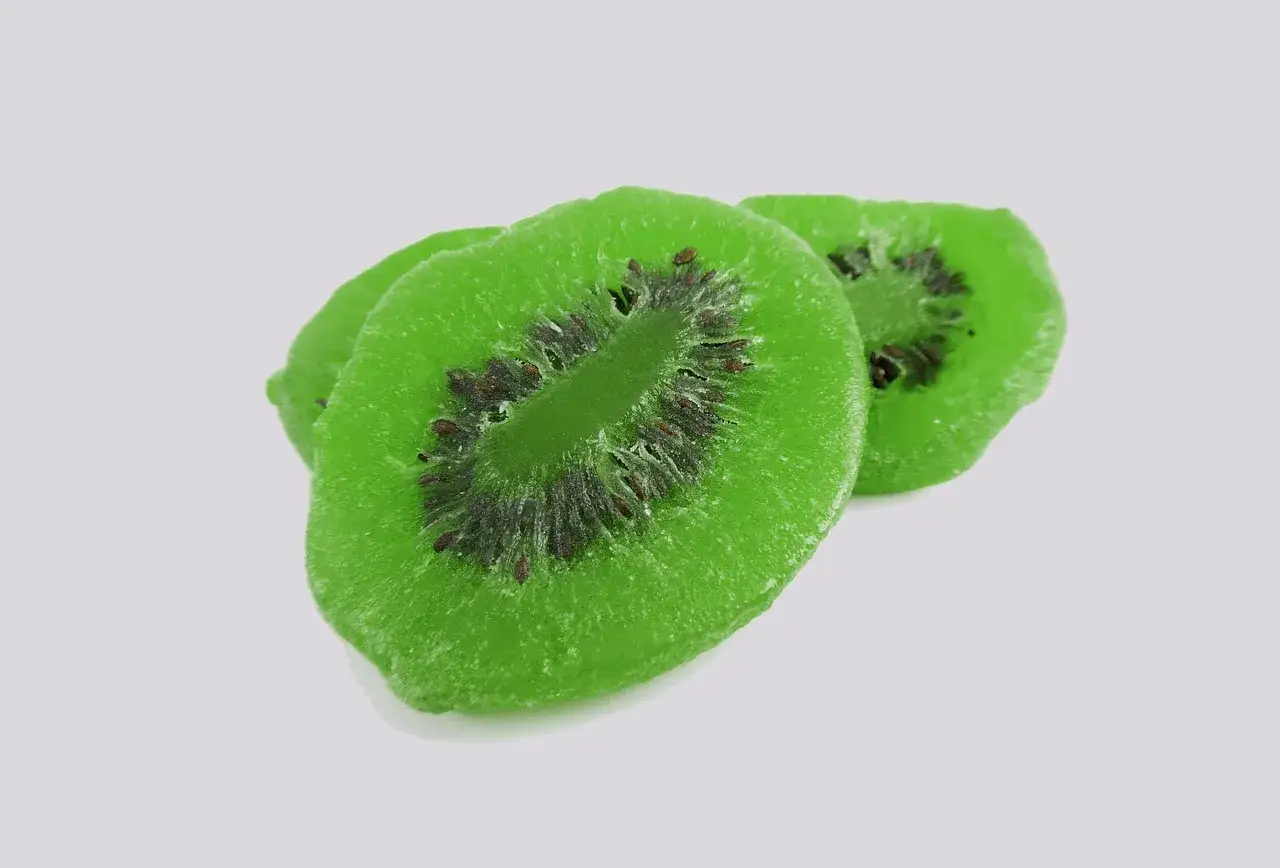 Plasterki kiwi z czarnymi pestkami. Dowiedz się, dlaczego galaretka nie tężeje z kiwi, gdy zawiera enzymy.