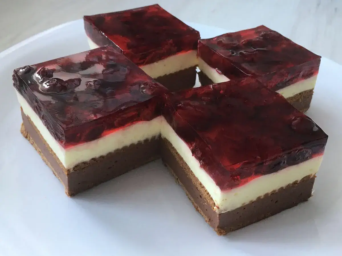 Czekoladowy spód, krem z mascarpone i galaretka z wiśniami – pyszne ciasto z mascarpone bez pieczenia.