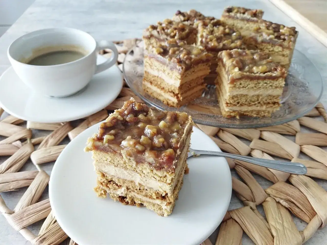 przekładanie ciasta miodowego kremem, krem do snickersa miodowego