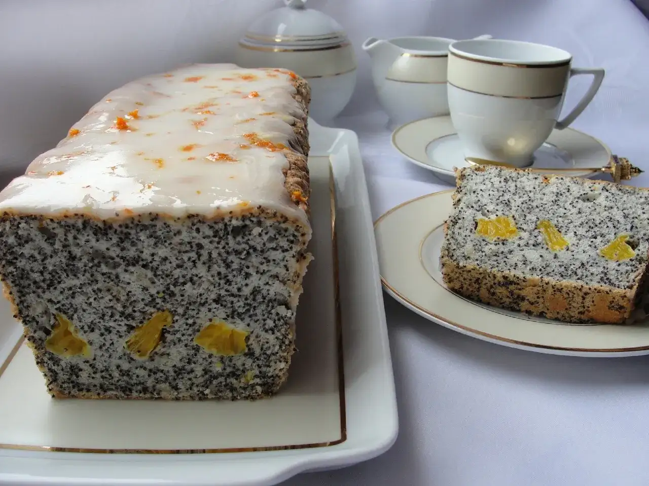 Babka z białek z olejem, z makiem i kandyzowanymi pomarańczami, polana lukrem. Idealna na popołudniową herbatę.