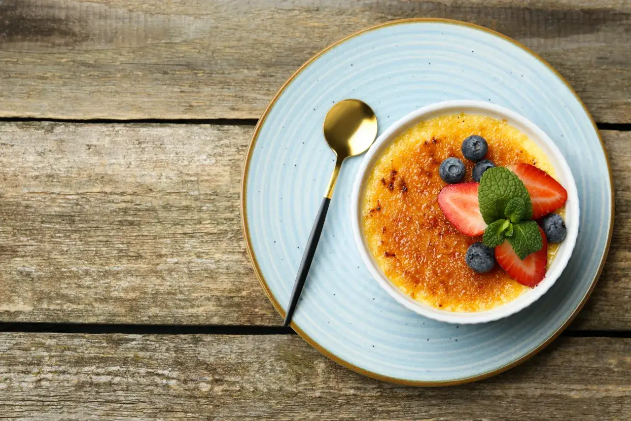 przypalony karmel na cr&egrave;me br&ucirc;l&eacute;e