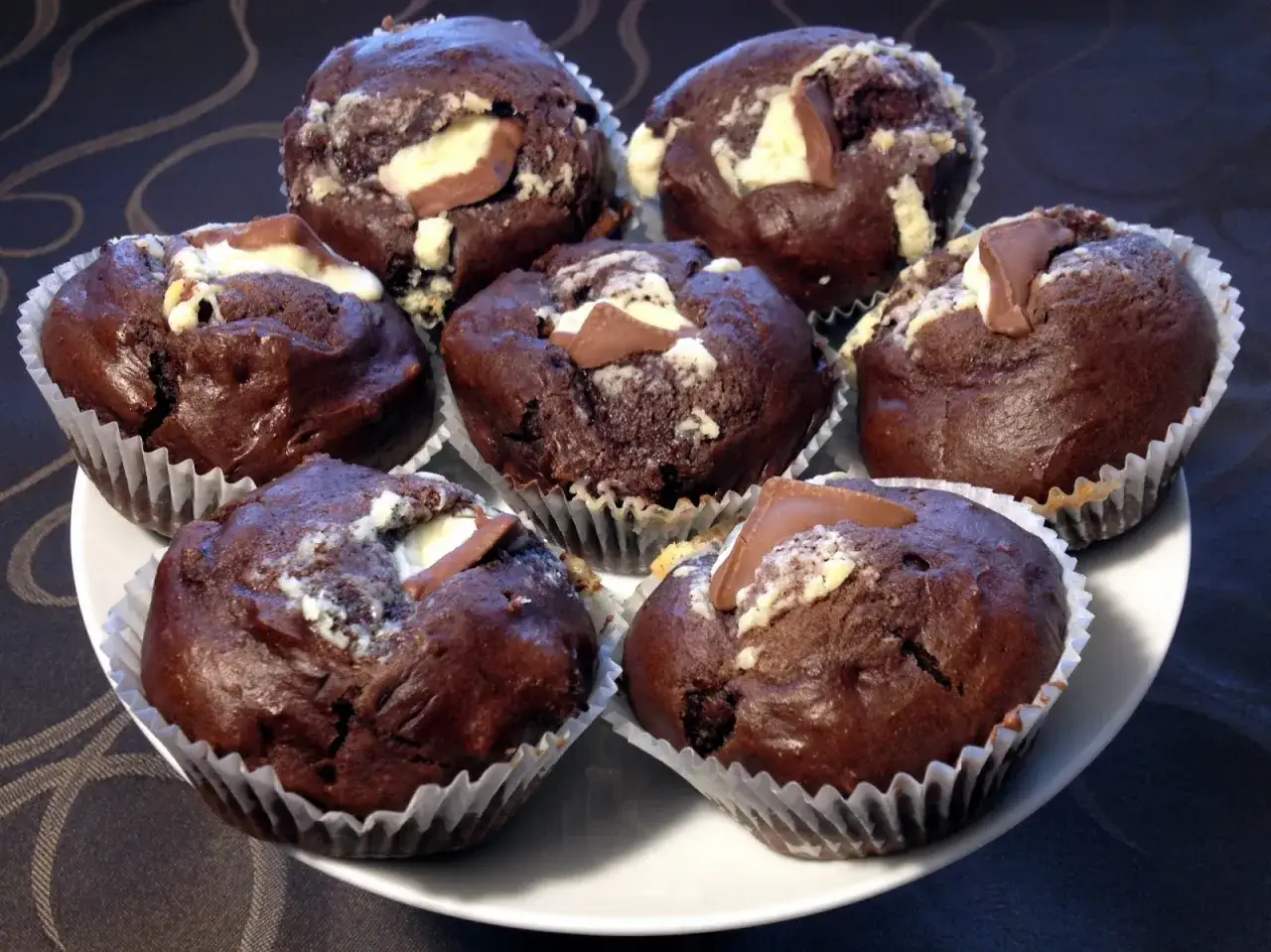 Pyszne muffinki z kawałkami czekolady, idealne na deser.