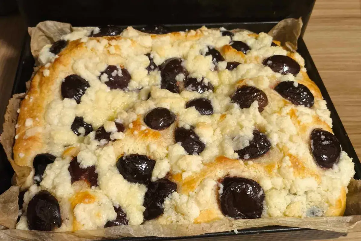 Domowe ciasto z wiśniami i kruszonką, jak u babci. Stare przepisy na ciasta zawsze smakują najlepiej.