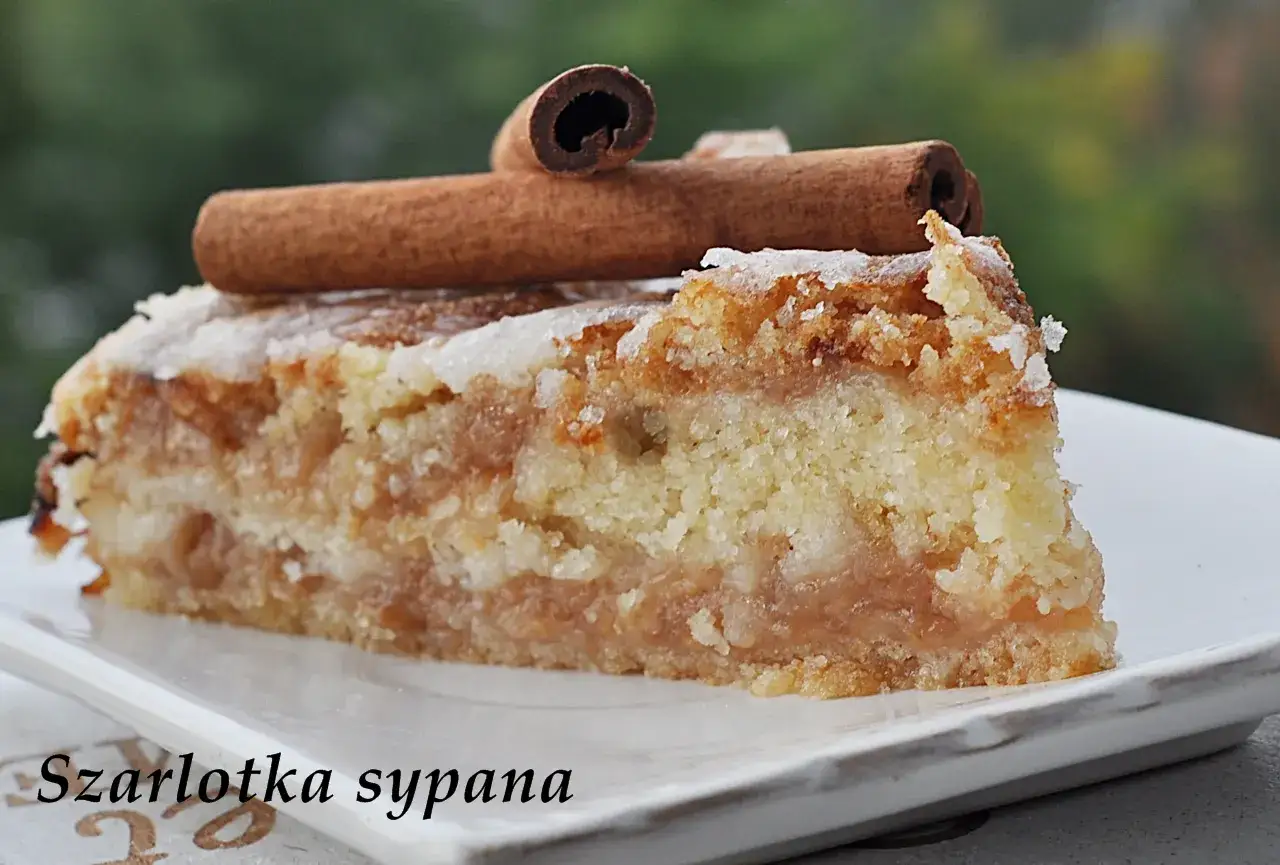 Kawałek szarlotki sypanej na talerzyku z dekoracją