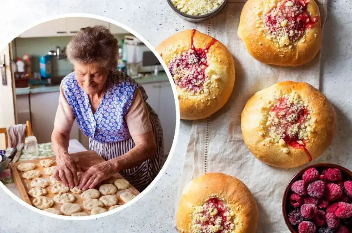 Babcia lepi najprostsze bułeczki drożdżowe z malinami i kruszonką.
