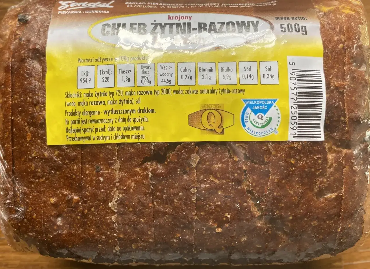 Chleb żytni razowy, 500g. Wartość odżywcza: 228 kcal/100g. Ile kcal ma kromka chleba razowego? Zależy od jej wagi!