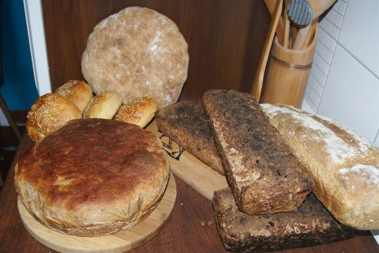 Różne rodzaje domowego chleba, od okrągłych bochenków po podłużne bochenki. Zastanawiasz się, dlaczego domowy chleb się kruszy?