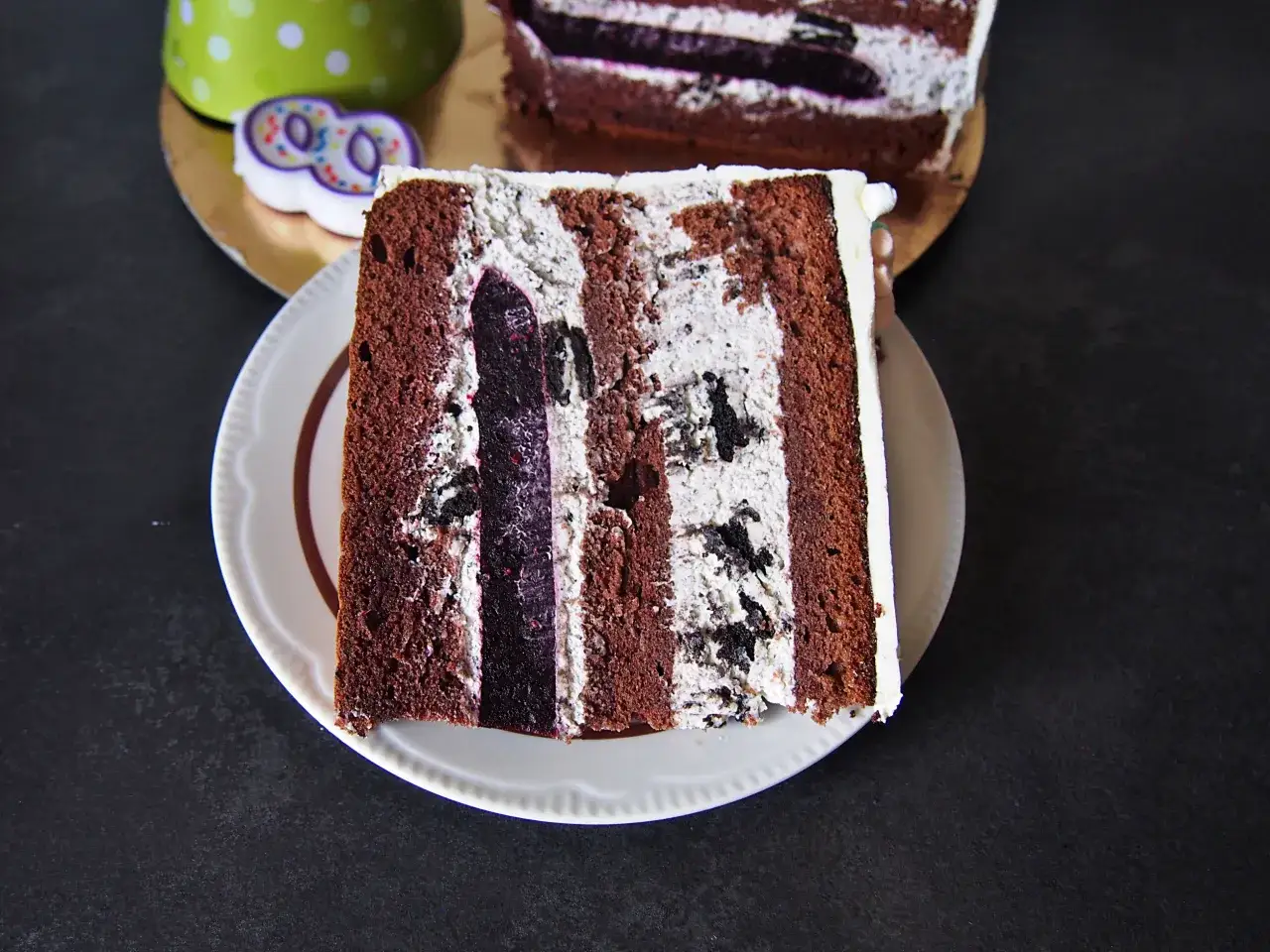 Pyszny tort bez pieczenia z warstwami czekoladowego biszkoptu, kremu oreo i ciemnej frużeliny. Idealny na każdą okazję!