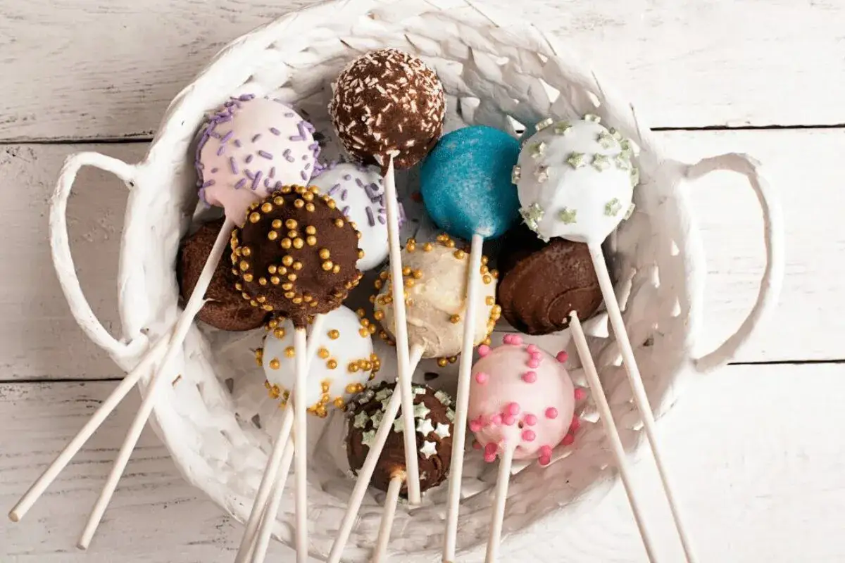 Mocowanie patyczka w cake popsie