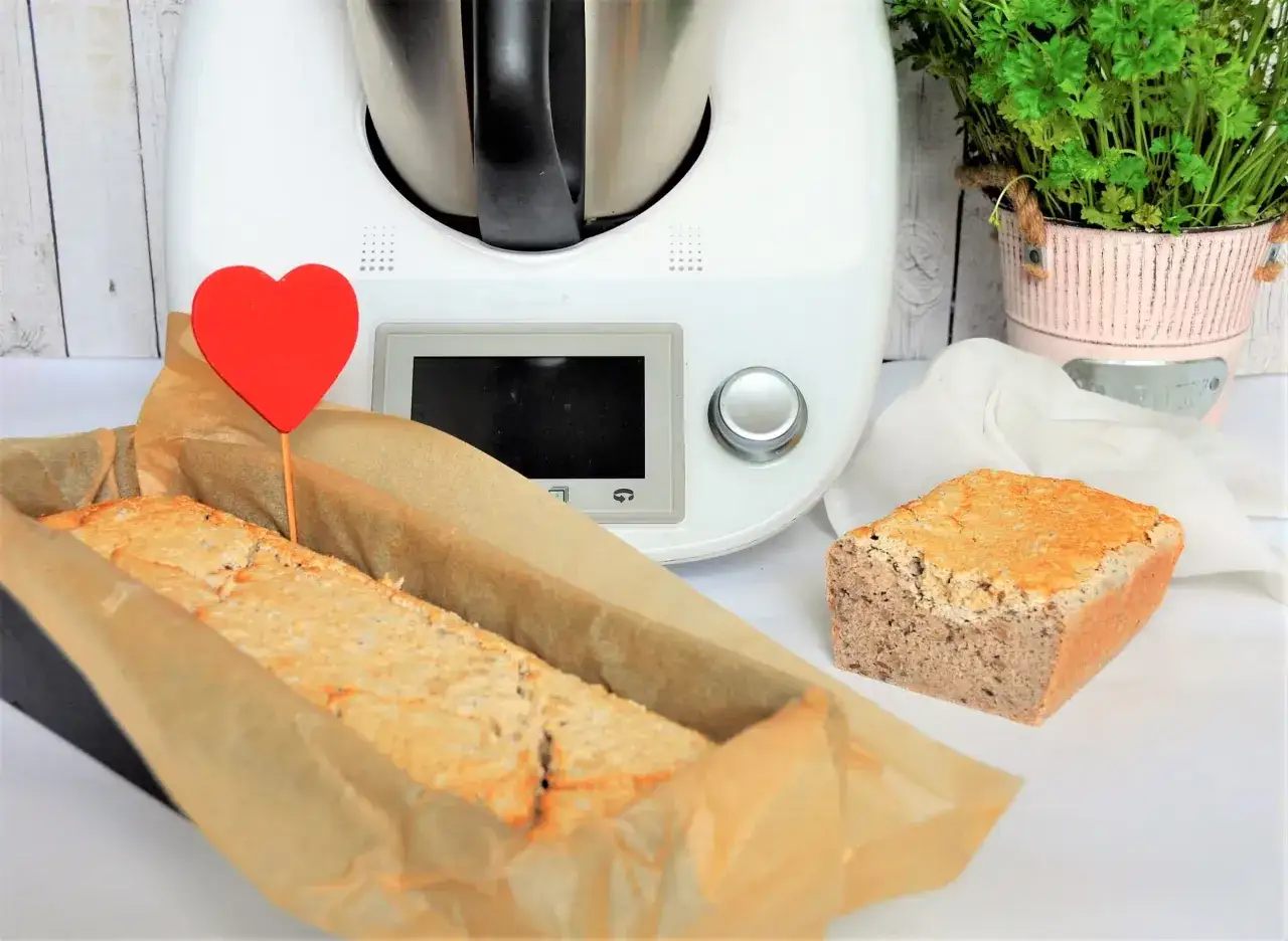 Domowy chleb gryczany, pieczony w robocie kuchennym. Czy chleb gryczany jest lekkostrawny? Serce na patyczku symbolizuje miłość do zdrowego jedzenia.