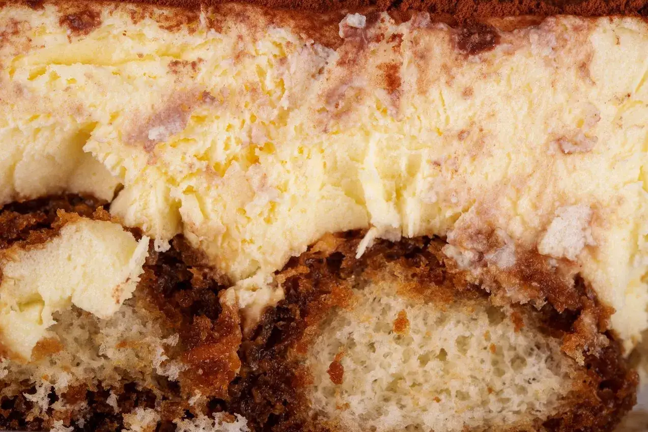Kremowe tiramisu, jeden z popularnych rodzajów ciast, z warstwami biszkoptu nasączonego kawą i kakao.