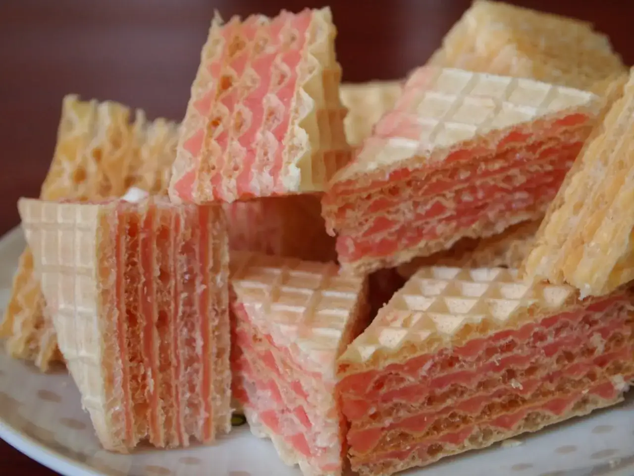 Słodkie wafle z różową galaretką i bitą śmietaną. Idealne na deser, jak w przepisie na wafle z galaretką i śmietaną.