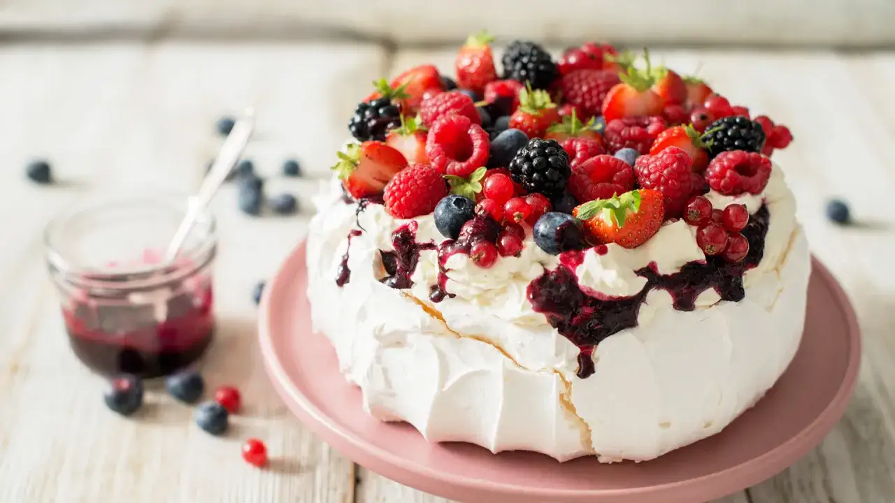 Beza Pavlova z mascarpone i owocami leśnymi, polana musem. Idealna na letnie popołudnie.