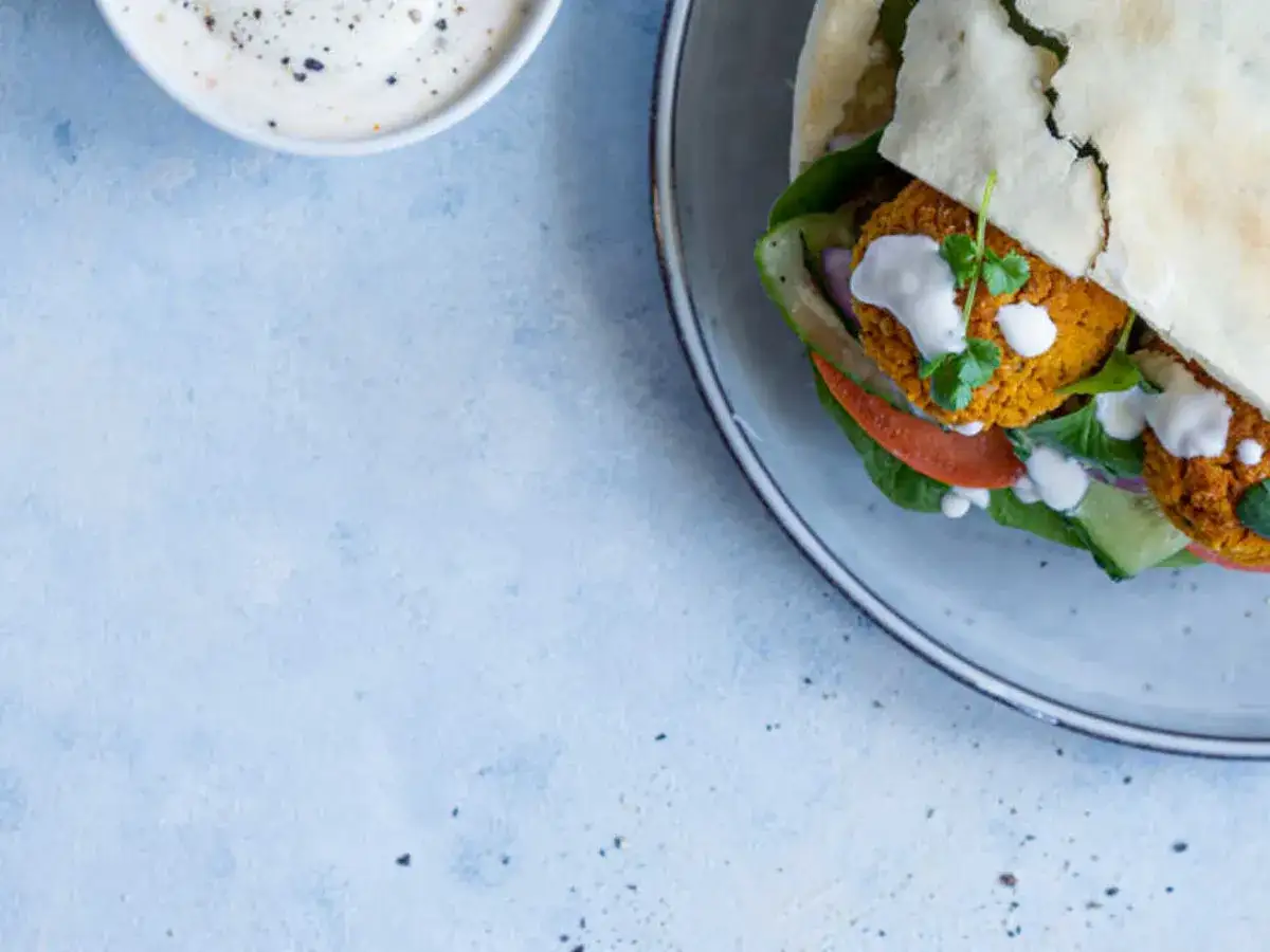 Pyszne falafelki w picie z warzywami i sosem. Idealne co do pity na szybki lunch.