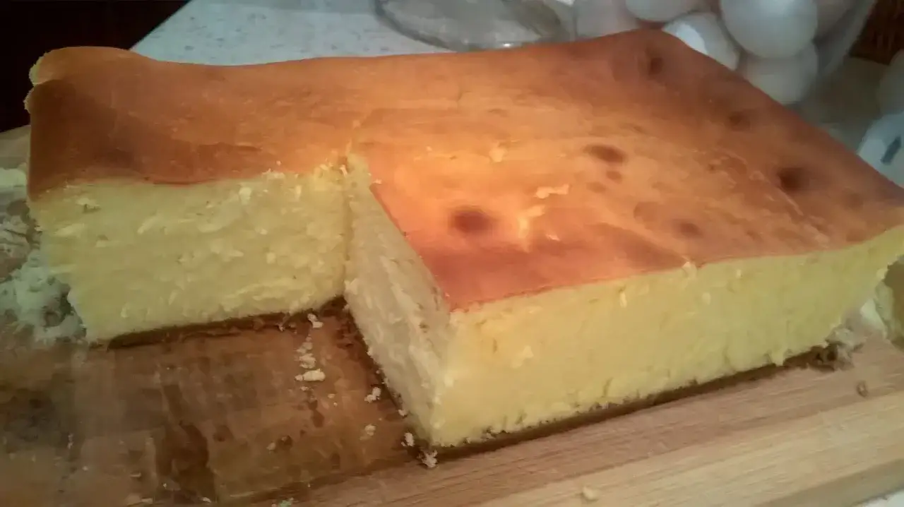 Puszysty sernik z przepisu babci, lekki i puszysty jak chmurka, idealny na deser.