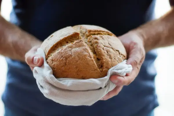 Ile kalorii ma jedna kromka chleba? Zaskakujące różnice w kaloriach