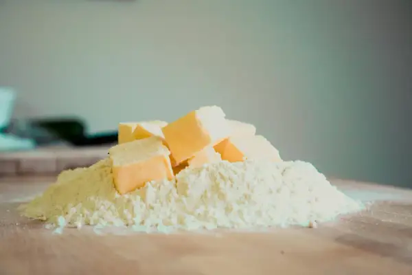 Ile szklanek to 125 g mąki? Proste przeliczenie dla kuchni