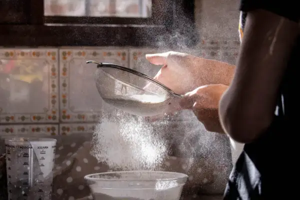 Brak sitka? Przesiej mąkę! 5 trików na puszyste ciasto