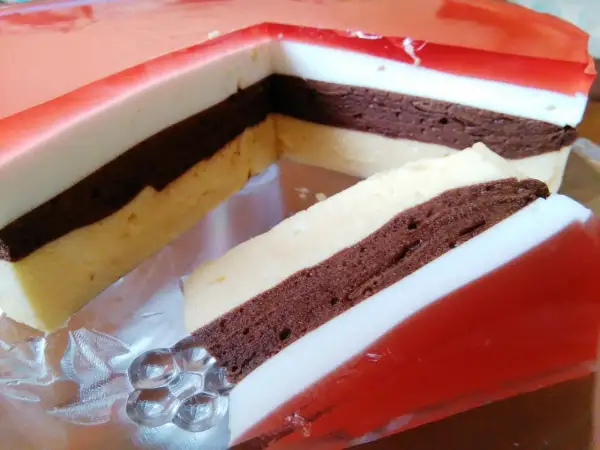 Warstwowe ciasto z galaretką, kremem i czekoladą. Wygląda jak moje ciasto "moja bajka"!