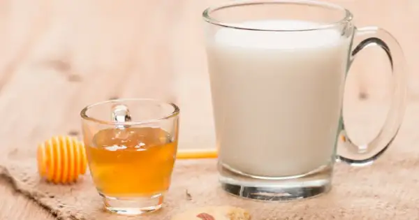 Szklanka mleka i mały kieliszek miodu. Zastanawiasz się, ile gram ma szklanka mleka?