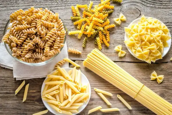 Makaron: Semolina czy pszenna? Odkryj różnice w smaku i teksturze