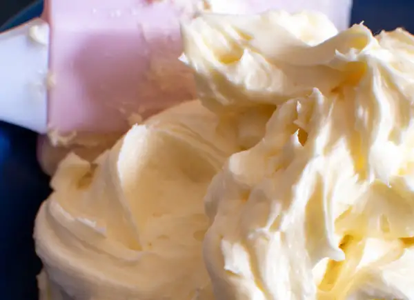 Puszysty krem z mascarpone i śmietanki, gotowy do dekorowania tortu.