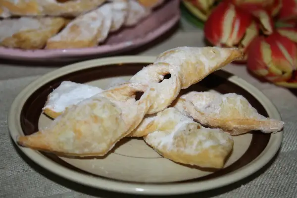 Chruściki posypane cukrem pudrem, idealne do kawy. Pyszny przepis na chruściki, który zawsze się udaje.