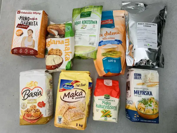 Różne rodzaje mąk: pszenna, orkiszowa, kokosowa, kukurydziana i owsiana. Czy mąka owsiana ma gluten? Ta na zdjęciu jest bezglutenowa.