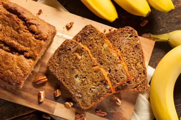 Chlebek bananowy z orzechami, pokrojony na kromki. Zastanawiasz się, dlaczego chlebek bananowy wychodzi zakalec?