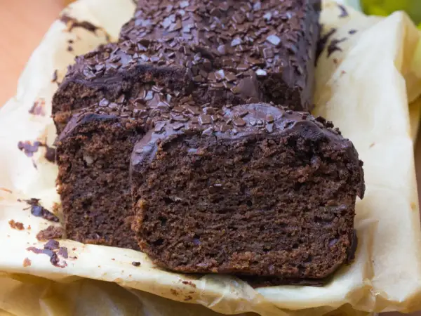 Proste ciasto bananowe z olejem i kakao, polane czekoladą i posypane wiórkami. Idealne na deser.