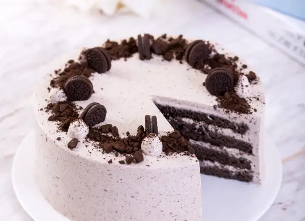 Pyszny tort z kremem oreo, ozdobiony pokruszonymi ciasteczkami i całymi oreo. Idealny na każdą okazję.